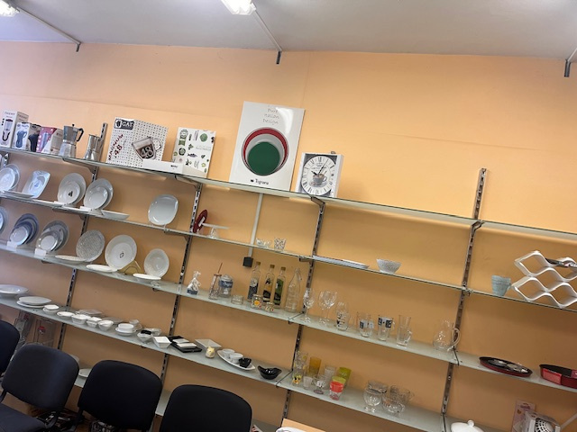 Sklenený obchodný regál - 2