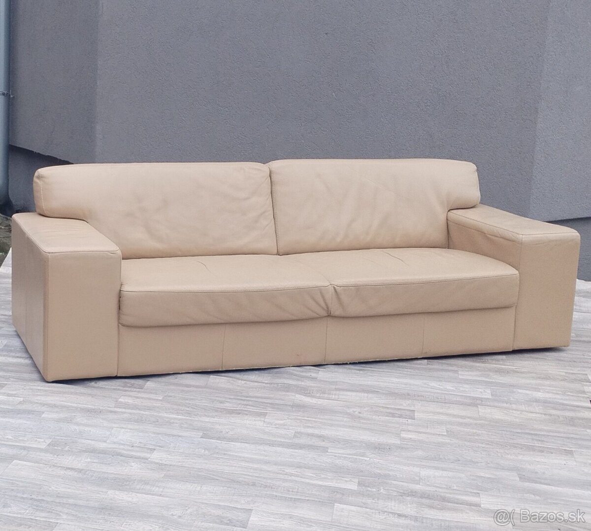 Pohovka béžová. - 2