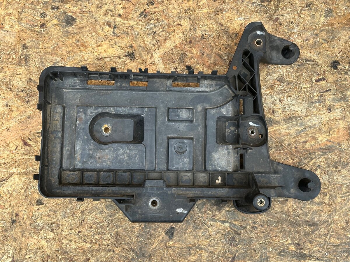 Držiak+kryt batérie VW Golf 6 - 2