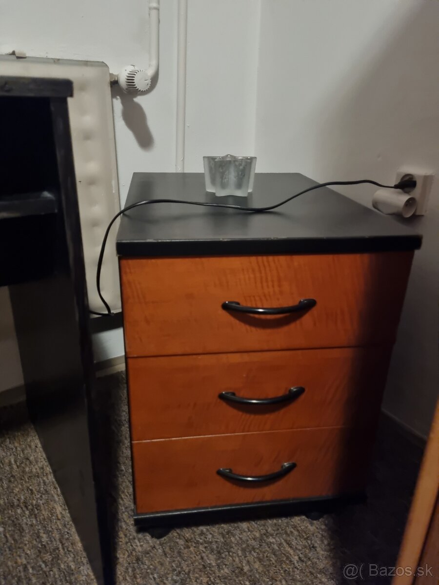 Predám čierny stôl. - 2