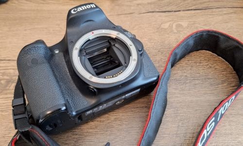 Predám Canon EOS 70D + objektív + filter + batérie + prísl. - 2