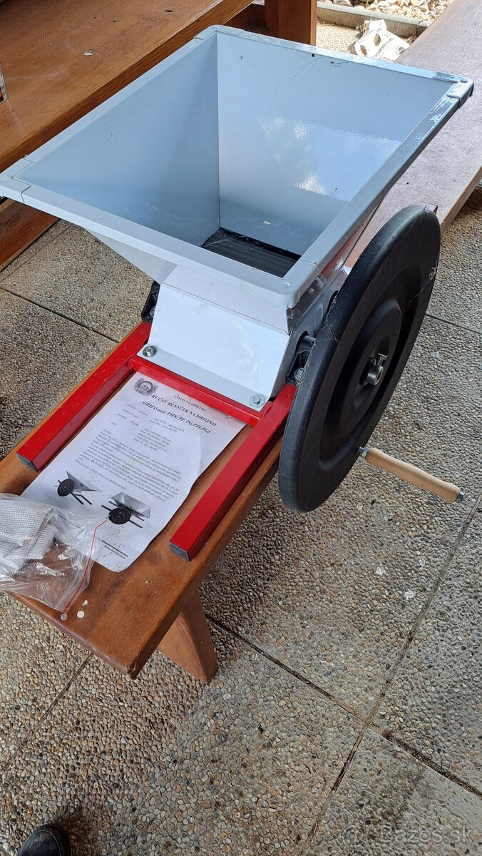 Lis na ovocie, mlyncek na hrozno a hrniec - 2