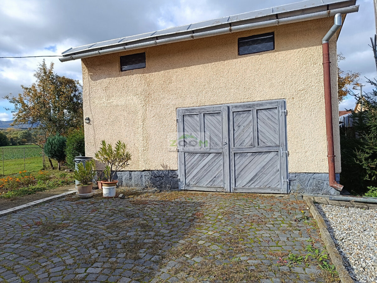 Bystré – slnečný, rovinatý pozemok s hosp. budovou, 872 m2 - 2