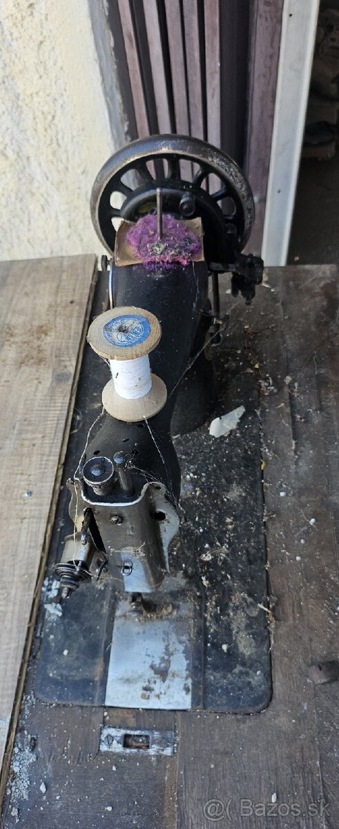 Starý šijací stroj - 2