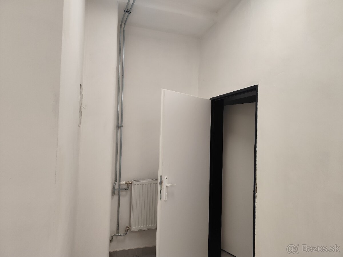 Predám obchodný priestor priamo v centre Lipan - 2