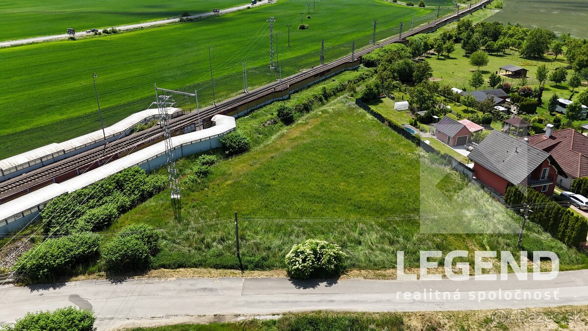 Slnečný stavebný pozemok v Tr.Bohuslaviciach - 2.347m2, IS - 2