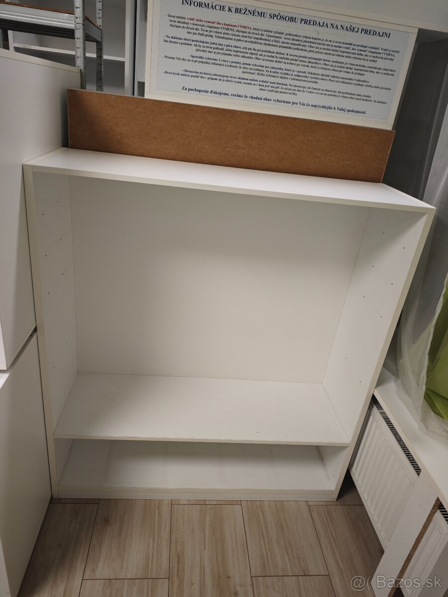 Polica-regál so sklenenými policami. - 2