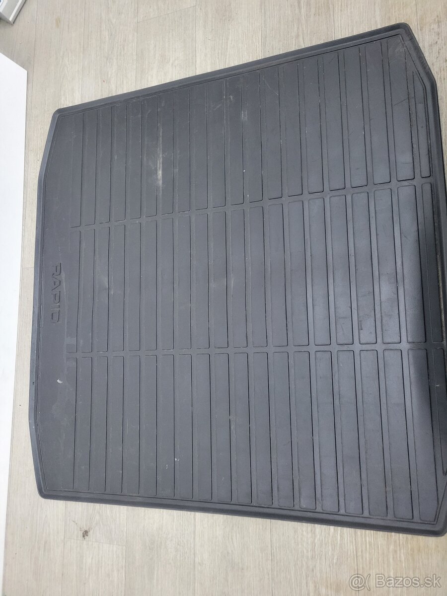 predám gumenú rohož do kufra Škoda Rapid - 2