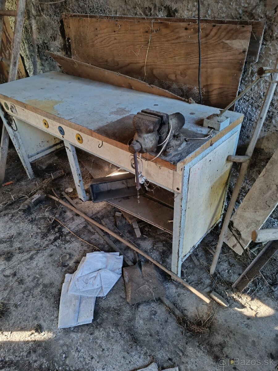 Pracovný stôl so zverakom - 2