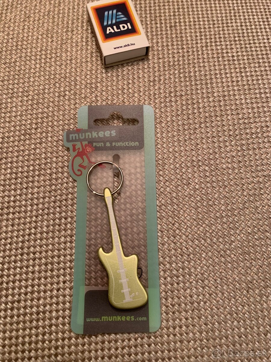 Predám PRE GITARISTOV milý darček-otvárak a prívesok GITARA - 2