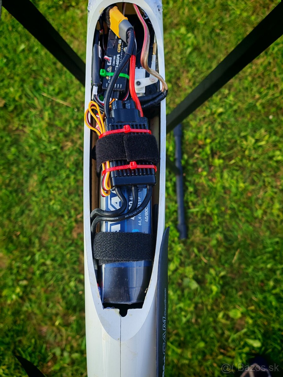 Predám RC vetroň 4m Bora - 2