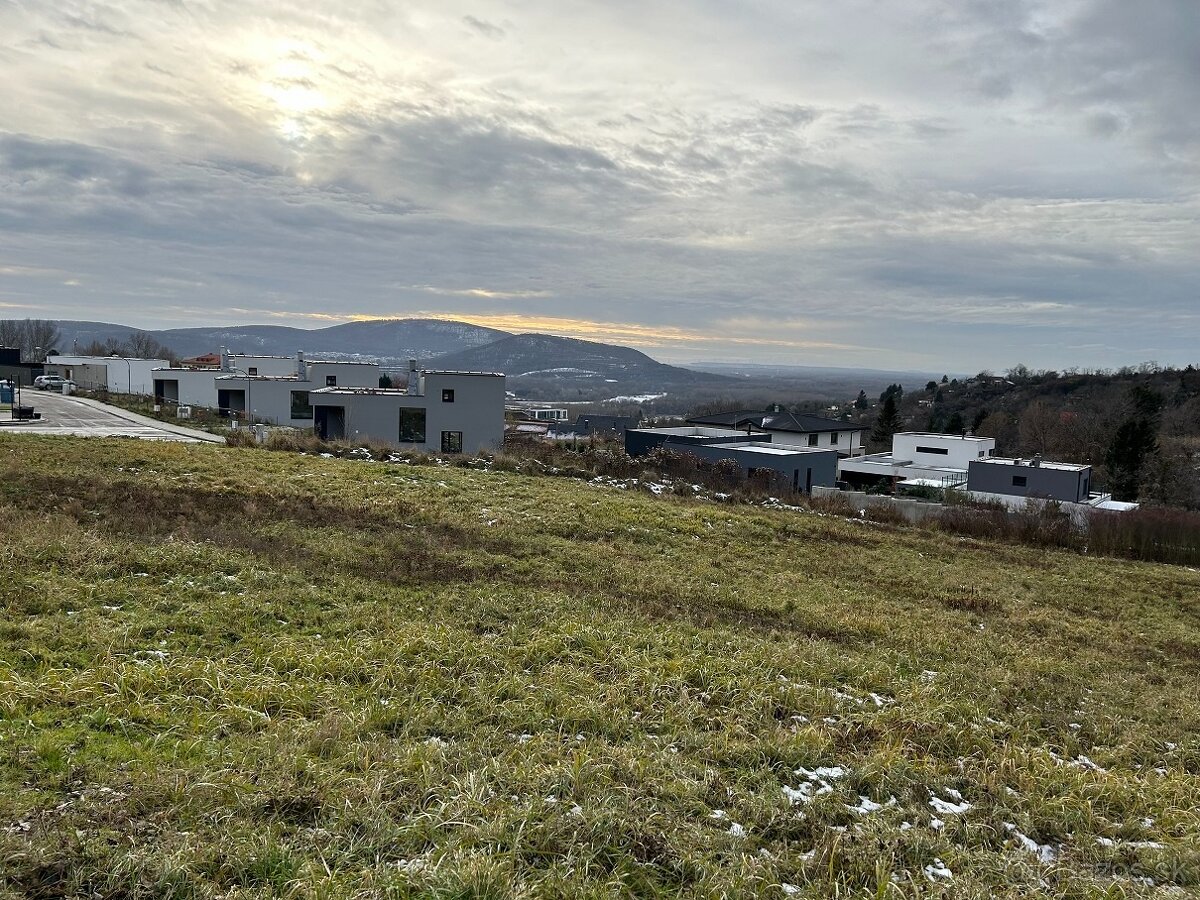 Predáme investičný pozemok s výhľadom na hrad Devín. - 2