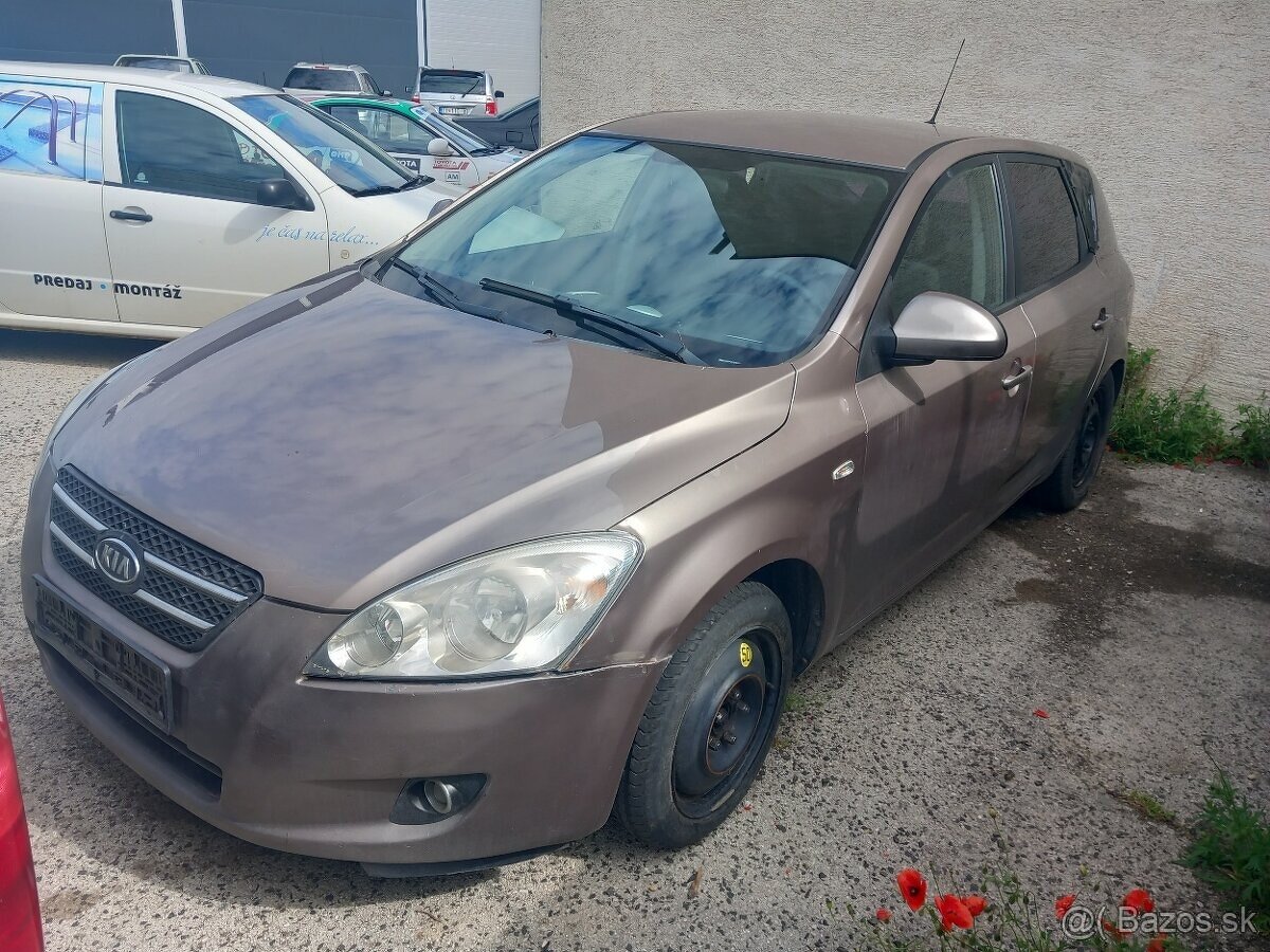 Predám kapotu Kia Ceed 2006 - 2