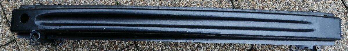 Predám zadnú výstuhu nárazníka Octavia 3 - 2