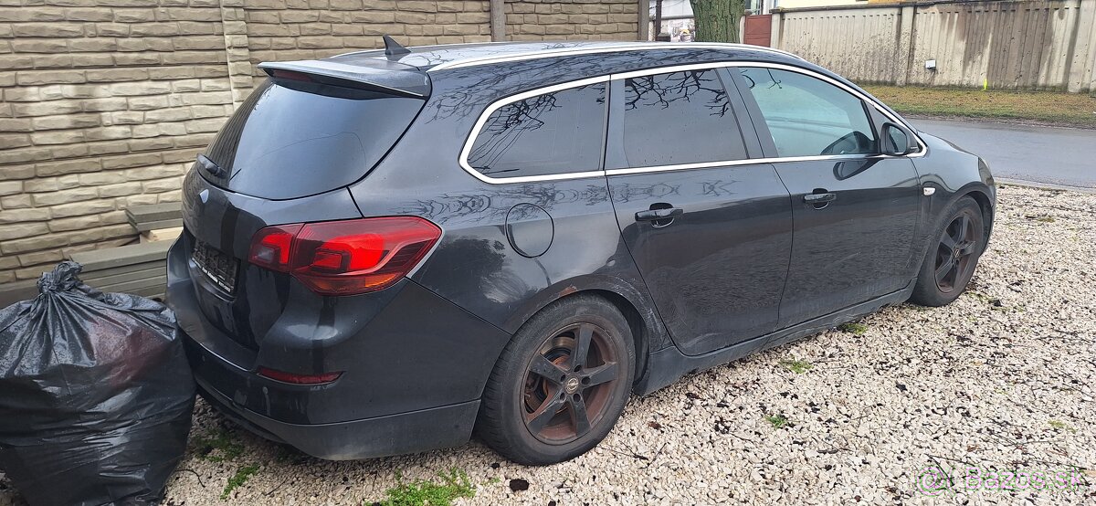 Opel astra j v celku - 2