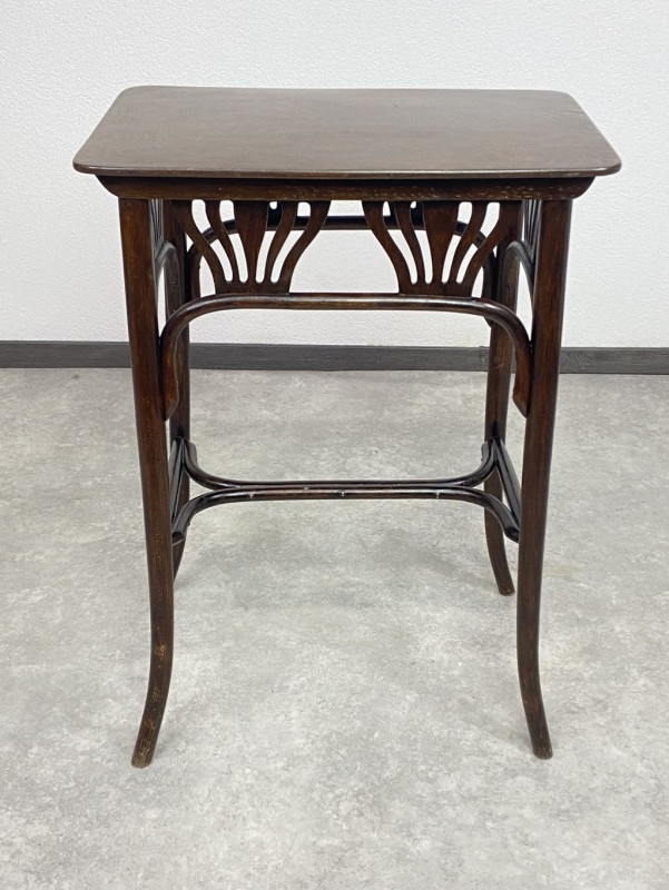 Príručný stolík thonet s vejarovým dekorom - 2