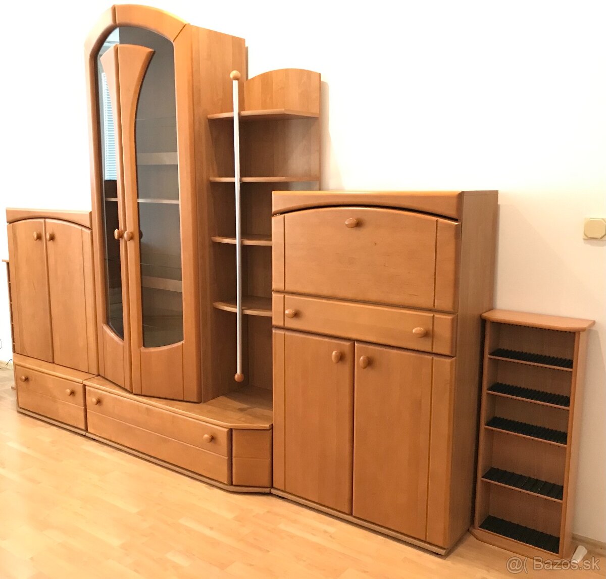 OBÝVAČKOVÁ ZOSTAVA S DVIERKAMI Z MASÍVNEHO DREVA - 2