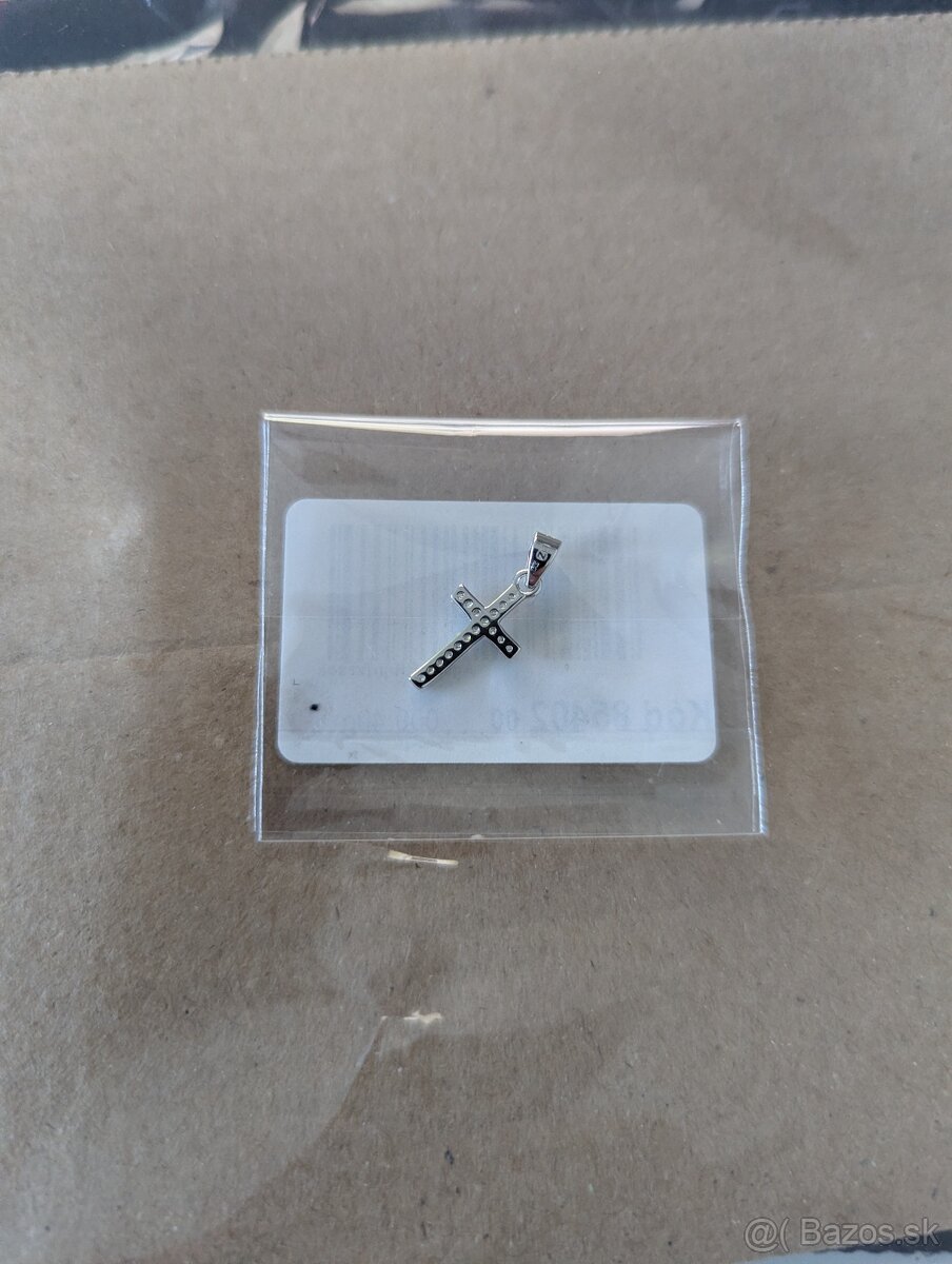 Strieborný prívesok - krížik, číre okrúhle zirkóny - 2
