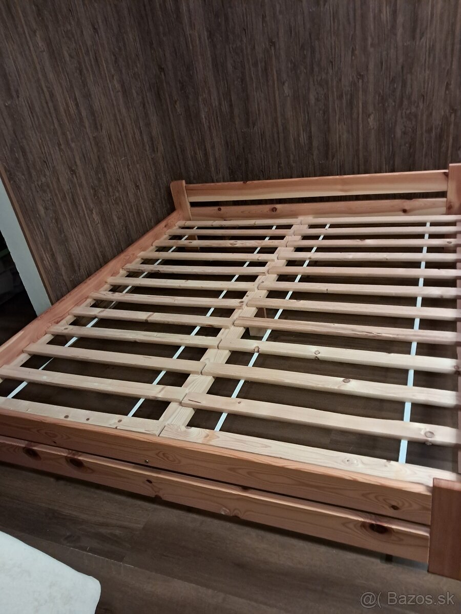 Drevená posteľ s matracom - 2