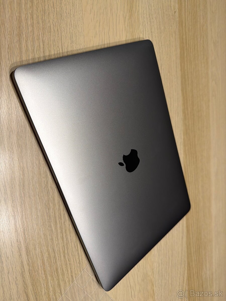 Macbook Pro 13-inch, 4 Thunderbolt 3 porty - 2