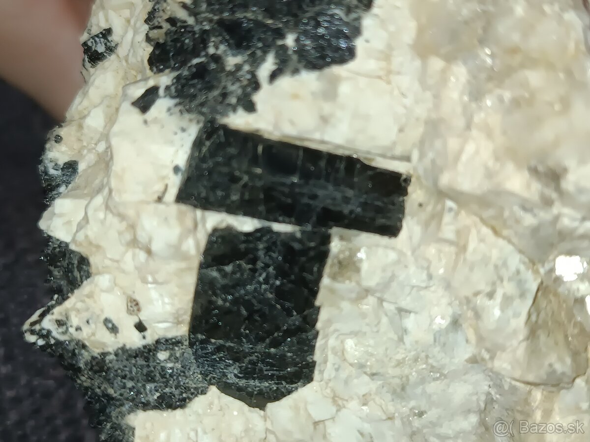 Čierny turmalín v hornine - 2