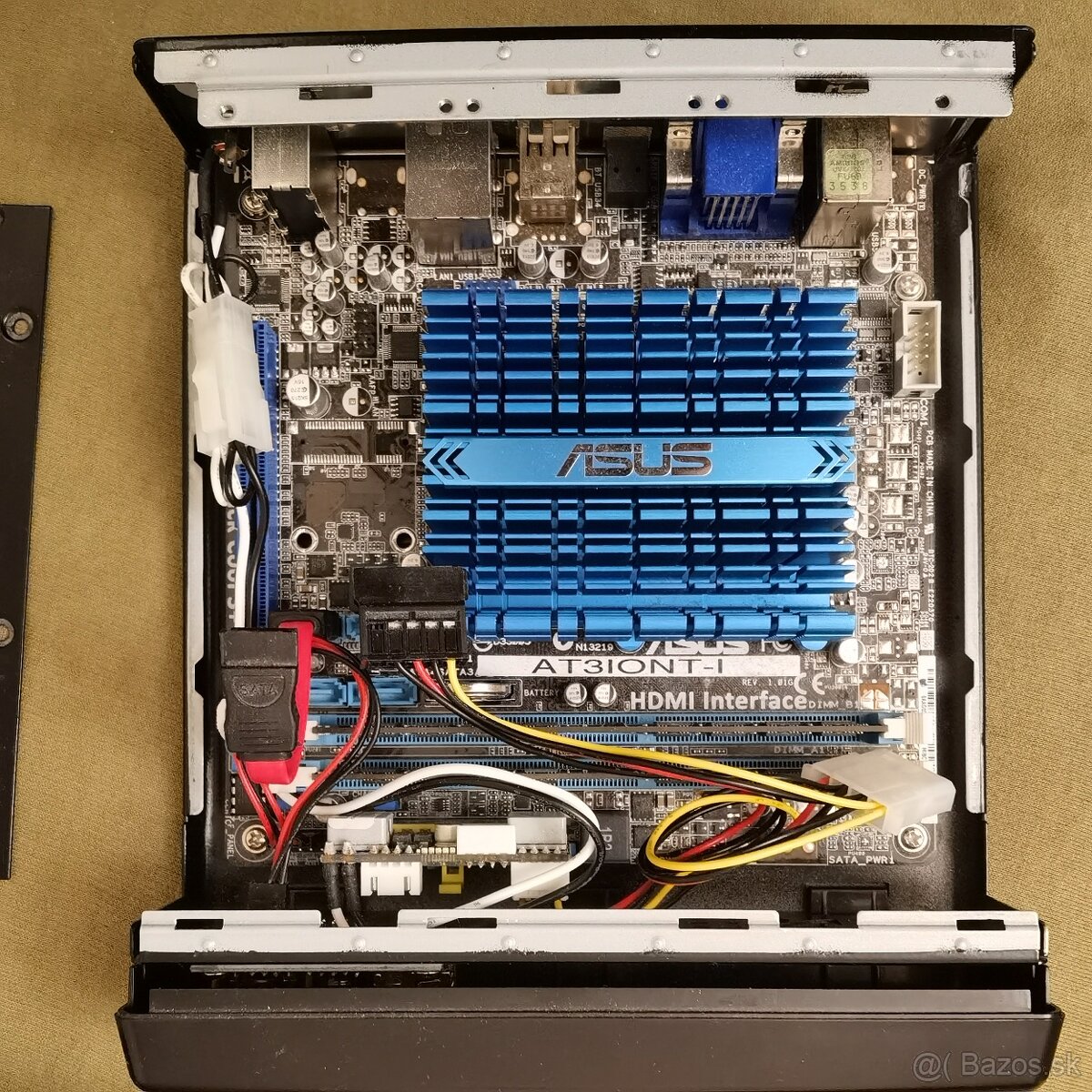 Predám mini-PC ASUS AT3IONT-I Intel Atom 330 1,60Hz 4GB RAM - 2