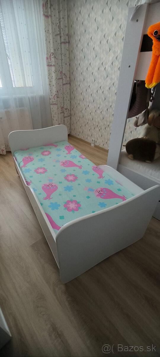 Decká posteľ aj s matracom. - 2