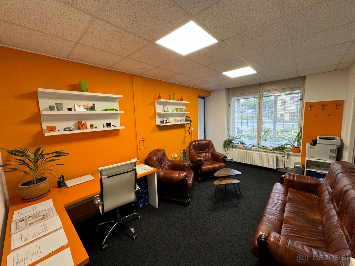 Prodán dva kancelářské stoly a věšák na zeď. - 2