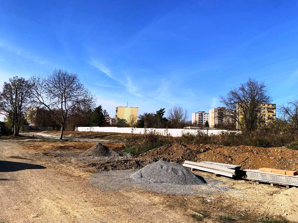 Stavebný pozemok v srdci Lučenca (600 m2) - 2