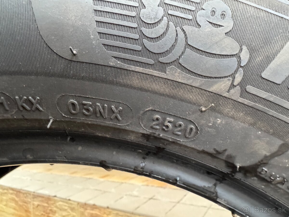Mischelin 215/60 R17 - 2