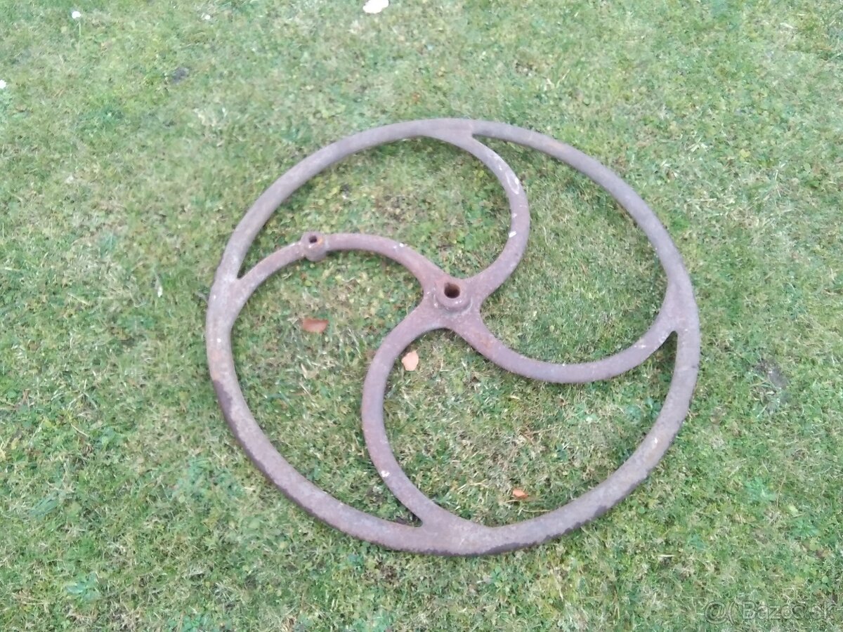 Studňa koleso stôl starožitnosti mam 3kusi cca 1m - 2