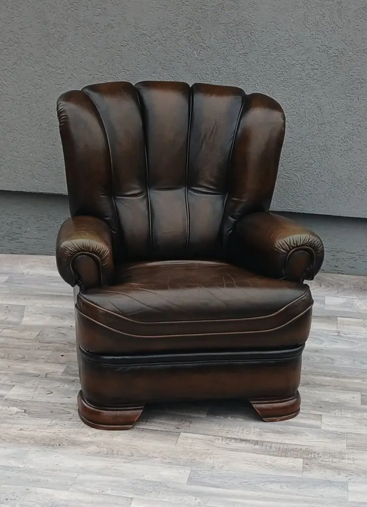 Kreslo kožené v štýle Chesterfield. - 2