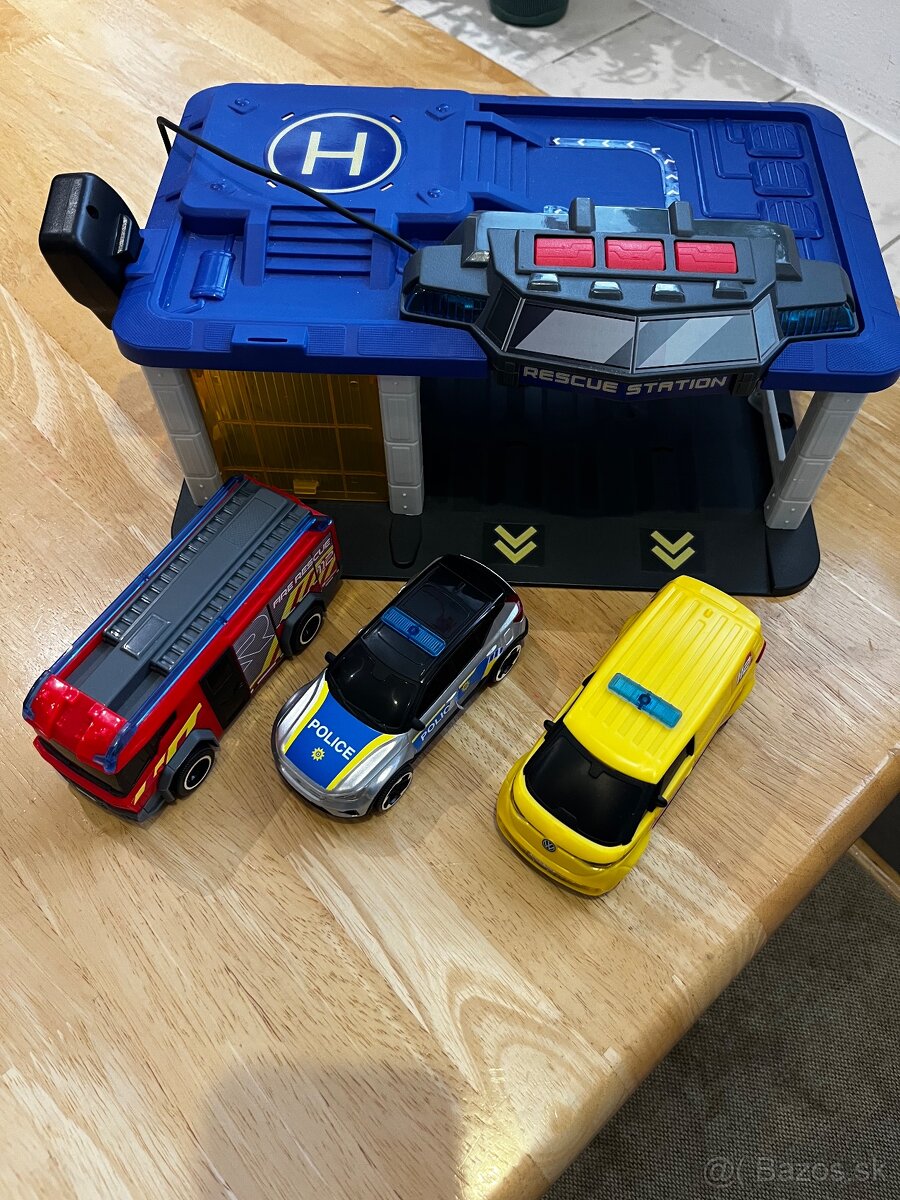 Stanica s autami a vysielačkou - 2