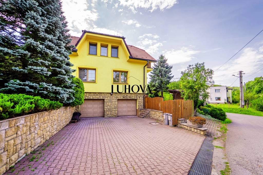 RODINNÝ dom s bazénom a krásnou záhradou - 2