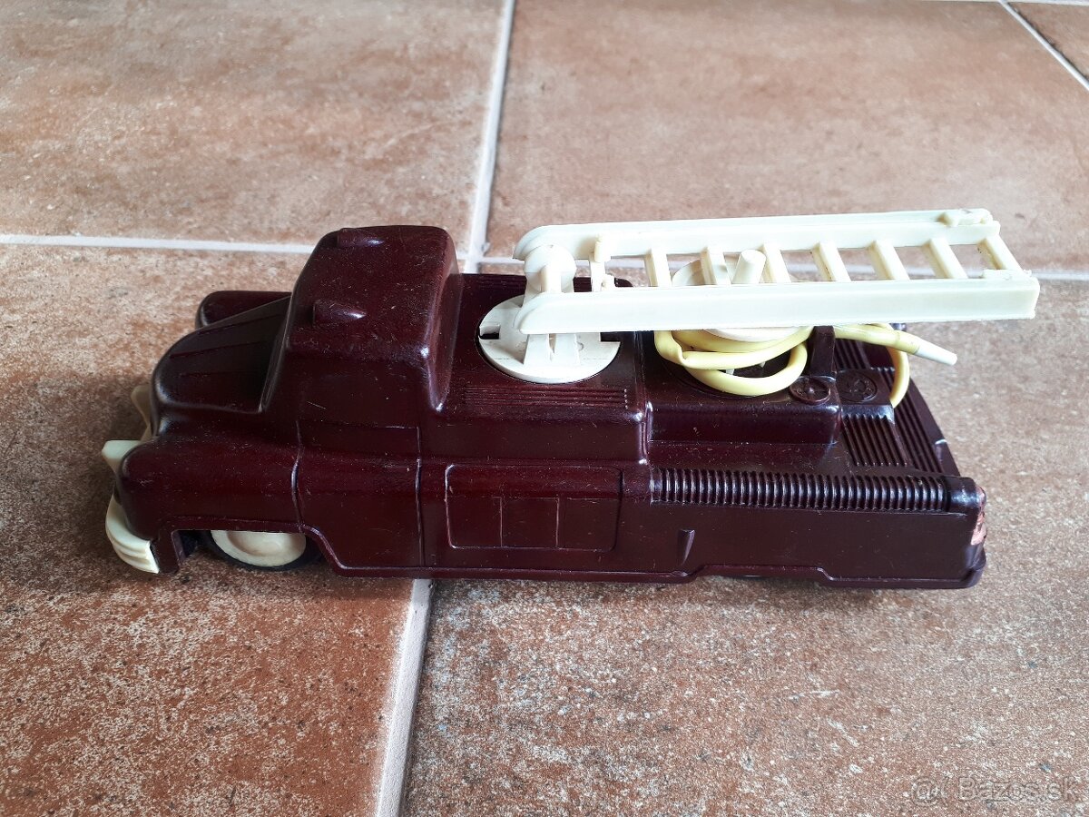 Stara hracka - Stare auto : Hasicske auto od IGRA - 2