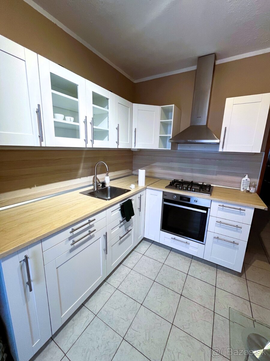 Veľký, slnečný, zariadený 3 izbový byt s loggiou,R5, Levice - 2