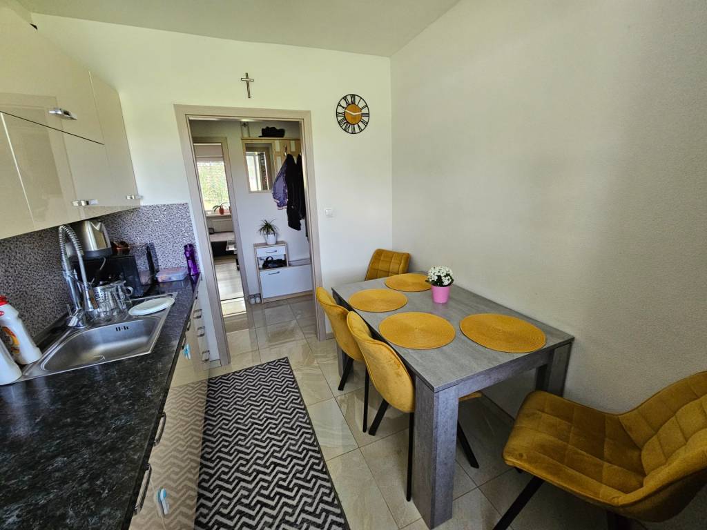 Predáme zrekonštruovaný 3-izbový byt, obec Sľažany, časť Hor - 2