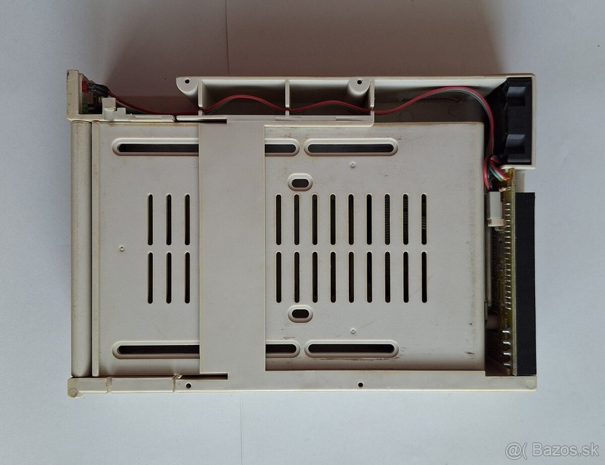 Držiak s výsuvným adaptérom na disk 3,5“. - 2