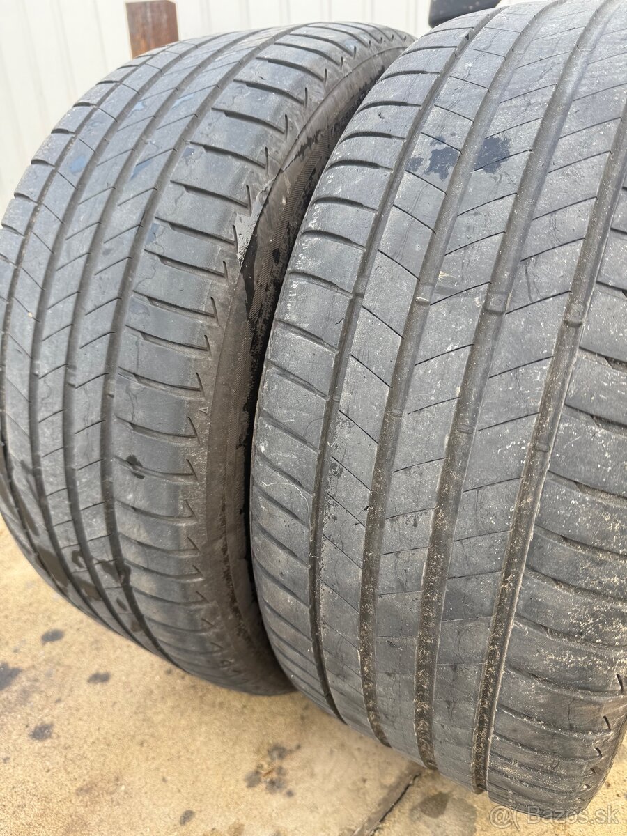 245/40 R19 - 2