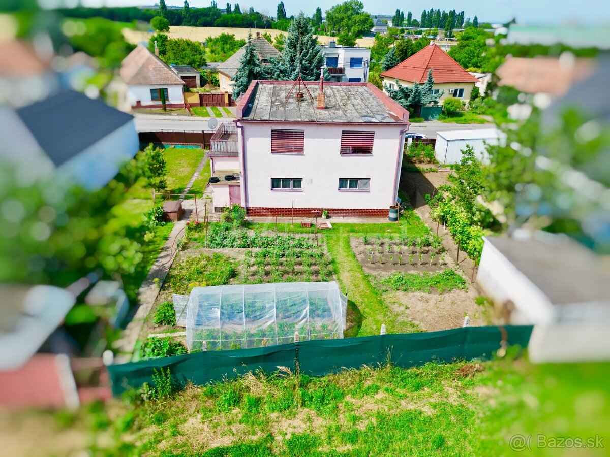 Dvojpodlažný rodinný dom s nádhernou výmerou - 2