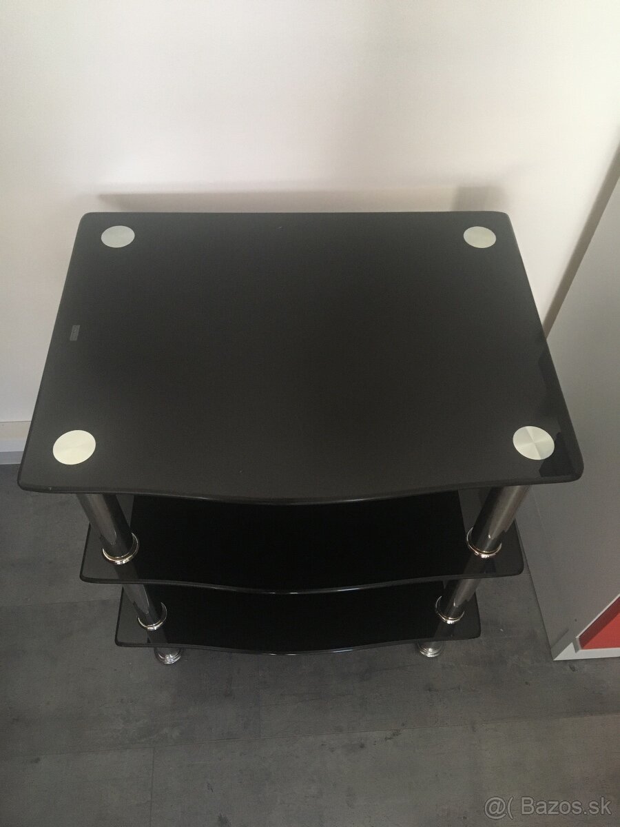 Skleneny TV stolik - 2