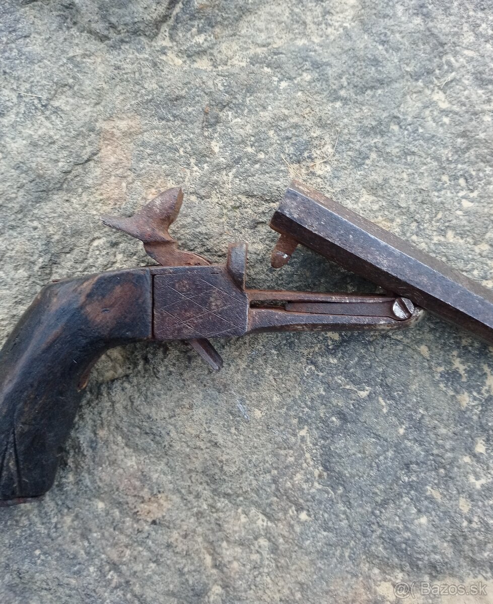 Lefosovy pištoľ dvojhlavnovy - 2