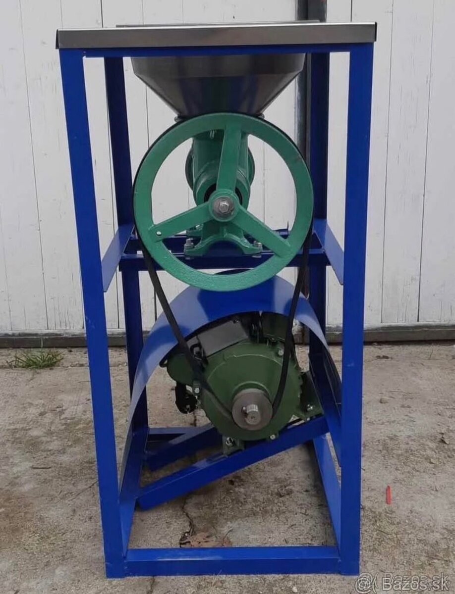 32 Elektricky mlyncek na maso 2200W - 2