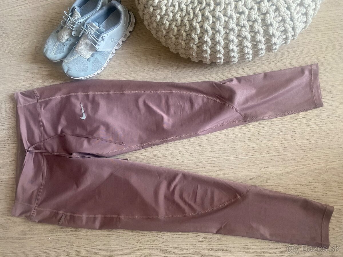 Púdrové legíny NIke - 2