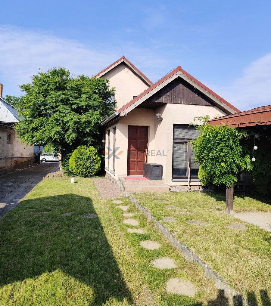 Priestranný 7-izbový rodinný dom s bazénom, altánkom a veľký - 2