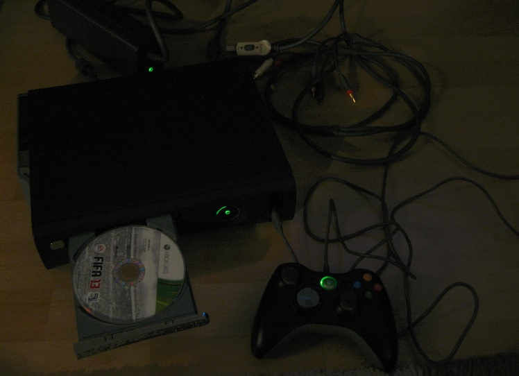 XBOX 360 + vsetky kable + 1x ovladac = 30€ - 2