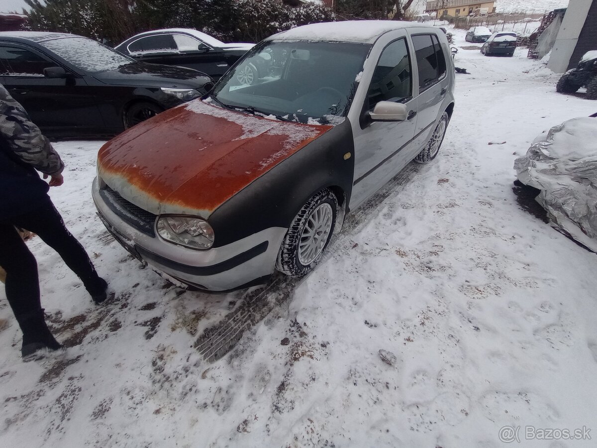 Golf 4 motor 1,4i na náhradné diely alebo v celku za 300 - 2