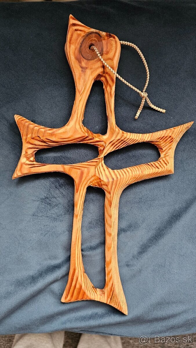 Vyrezávaný dreveny kríž 33cm a 36 cm - 2