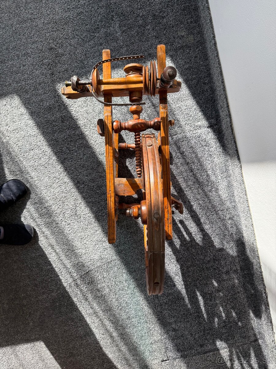 Tradičný drevený kolovrat - 2