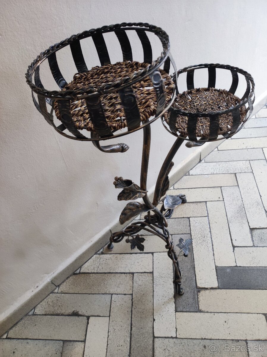 Stôl a stojan na kvety - 2